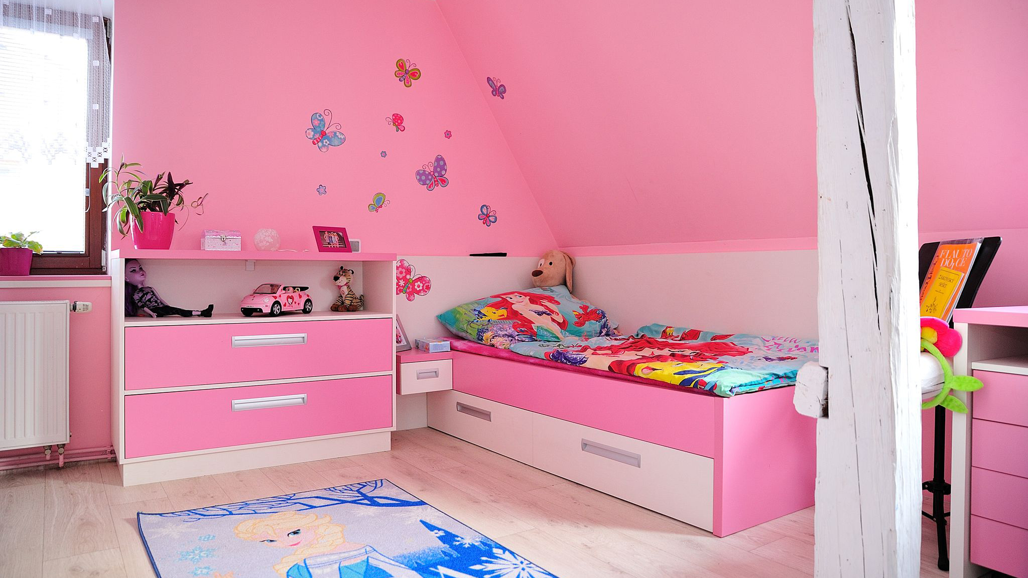 Růžový dívčí pokoj